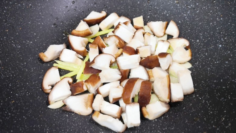 香菇炖豆腐,下入香菇。