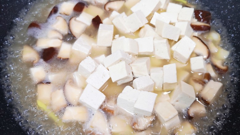 香菇炖豆腐,下入焯过水的豆腐。