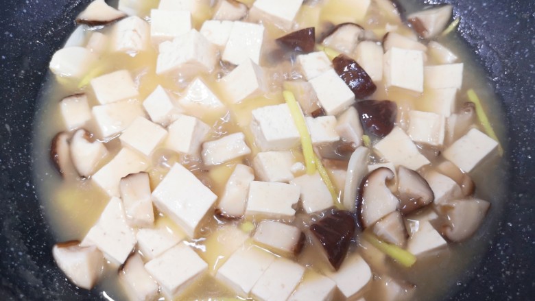 香菇炖豆腐,转小火炖煮10分钟。