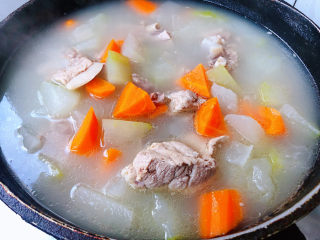冬瓜猪骨汤,煮至冬瓜熟透放入盐和味精