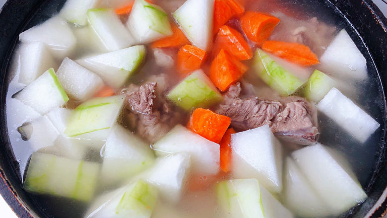 冬瓜猪骨汤,胡萝卜和冬瓜一起放入锅中大火煮起来