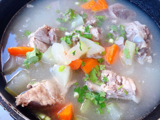 冬瓜猪骨汤,猪骨和冬瓜胡萝卜完全入味最后撒上香菜提鲜即可出锅享用