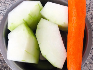 冬瓜猪骨汤,冬瓜和胡萝卜去皮洗净沥干水份