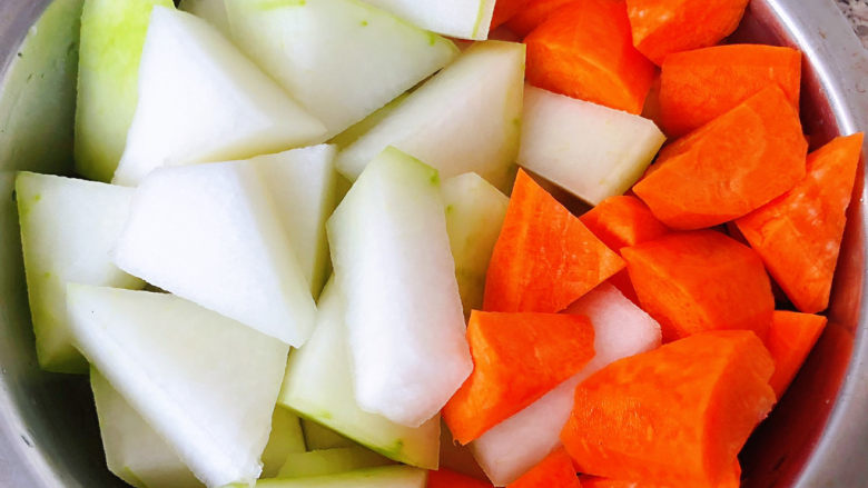 冬瓜猪骨汤,冬瓜和胡萝卜切成大小均匀的块