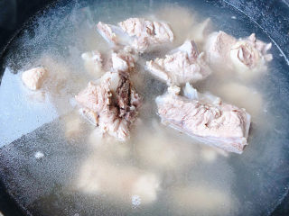 冬瓜猪骨汤,取出适量猪骨和汤倒入另一锅中
