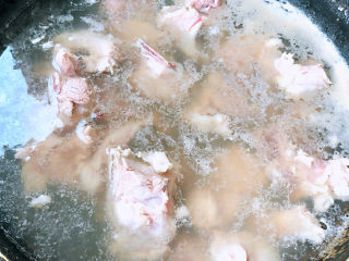 冬瓜猪骨汤,锅中烧开水放入猪骨焯水断生去除杂质和油脂
