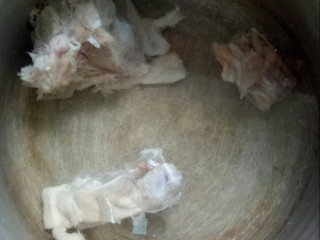 冬瓜猪骨汤,锅中加水，放入猪尾骨炖汤。