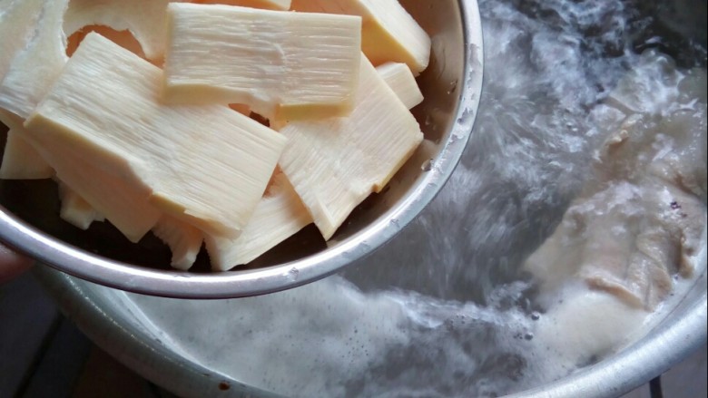 冬瓜猪骨汤,放入鲜竹笋，大火炖汤。