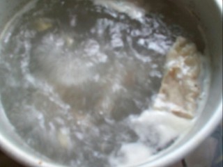 冬瓜猪骨汤,撇去浮沫，放入老姜，继续炖汤。