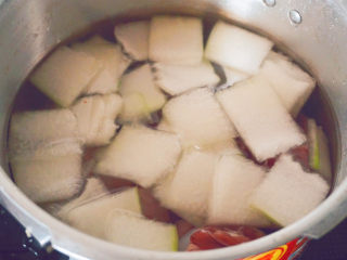冬瓜猪骨汤,加入适量清水