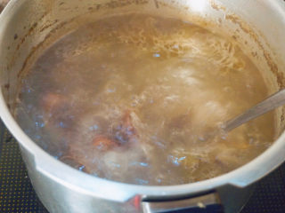 冬瓜猪骨汤,煮开后加入食盐