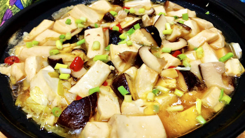 香菇炖豆腐➕香菇白菜炖豆腐,这道香菇炖豆腐，做法简单，咸鲜味美，营养丰富，喜欢的小伙伴们一起来试试吧😄