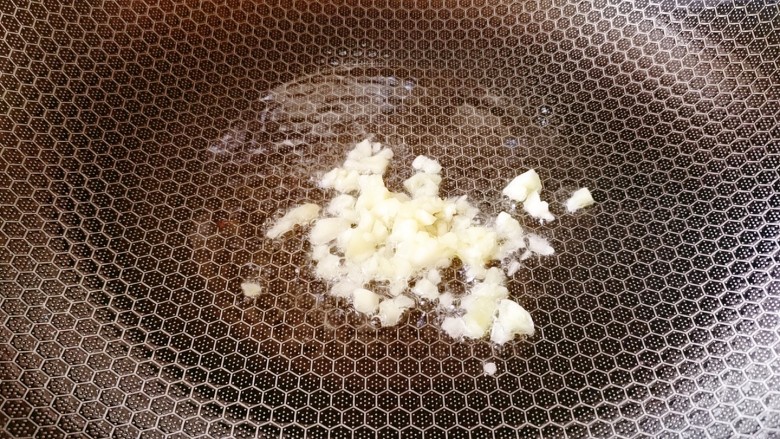 香菇炒青菜,起锅烧热加适量食用油，加入蒜末爆香