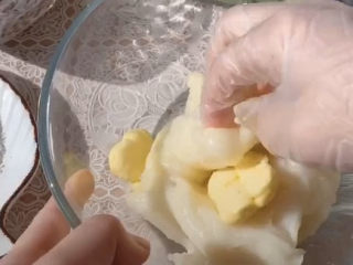 红豆糯米糍,蒸好的糯米糍是透明的，粘粘的，趁热加入黄油，揉成光滑不粘手的面团