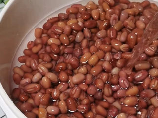 红豆糯米糍,泡好的红豆下锅，加清水没过红豆