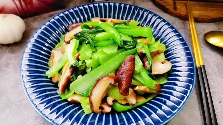 香菇炒青菜,一盘颜色靓丽的香菇炒青菜完成。