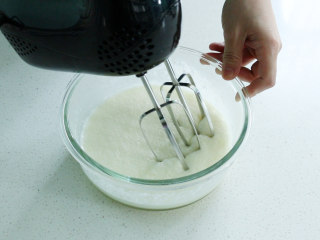 香甜冰淇淋,然后用电动打蛋器搅拌4分钟左右