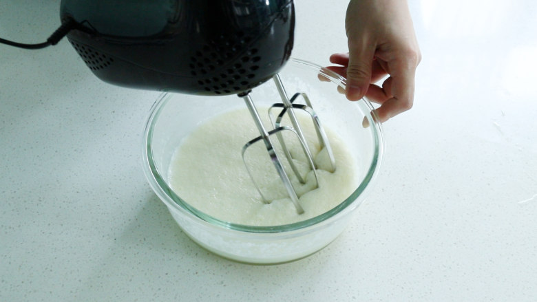 香甜冰淇淋,然后用电动打蛋器搅拌4分钟左右