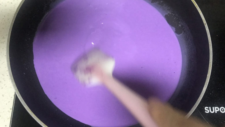 紫薯牛奶小方,再倒入不粘锅，小火加热，用铲子不停搅拌