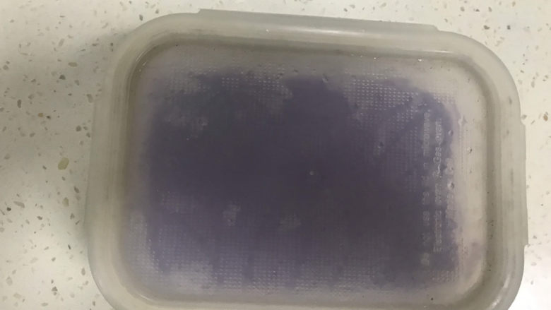 紫薯牛奶小方,盖上盖子放入冰箱冷藏4小时以上（我一般晚上做早上拿出来吃）