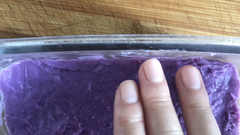 紫薯牛奶小方,冷藏好后拿出来用手在四周轻轻按压一下