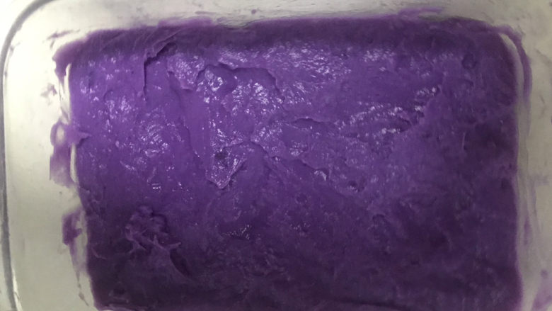 紫薯牛奶小方,把紫薯牛奶糊倒入模具中，表面用铲子刮平，自然冷却