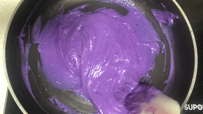 紫薯牛奶小方,加热至浓稠状态即可关火