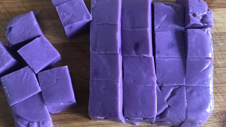 紫薯牛奶小方,切成小方块
