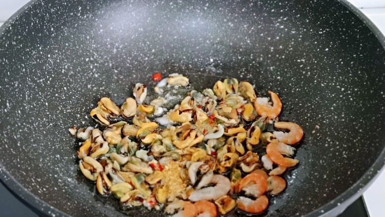荷兰豆炒虾仁,加入泡软的海虹肉与虾仁煸炒。