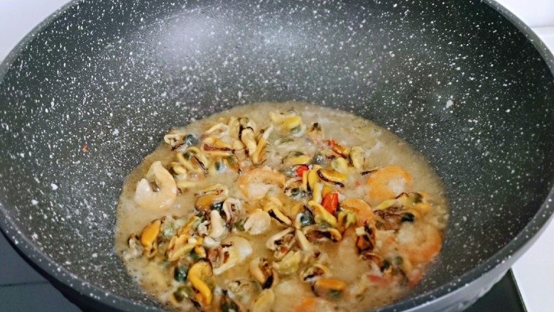 荷兰豆炒虾仁,加入一汤勺纯净水，中小火将海虹肉与虾干炒熟。