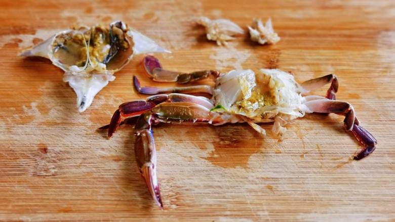 香辣梭子蟹,处理蟹，首先将壳掰开，再把爪子两侧的鳃去掉。
