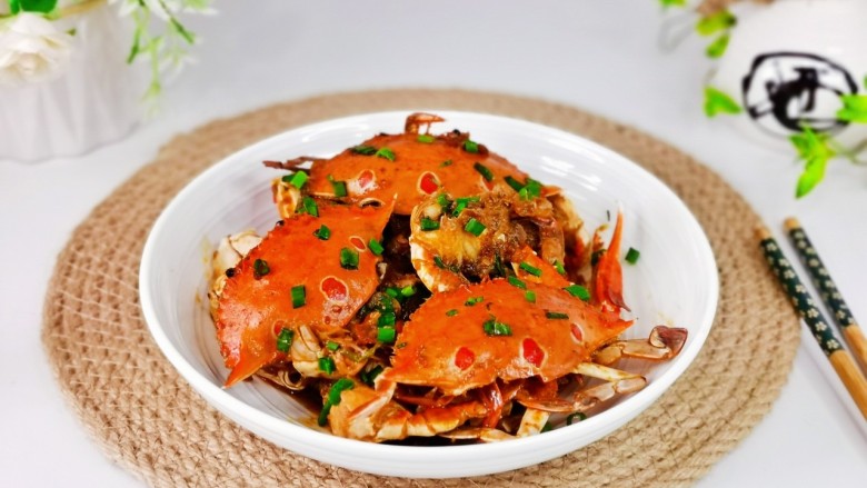 香辣梭子蟹,盛出装盘，撒上葱花，简单快手家常小炒。