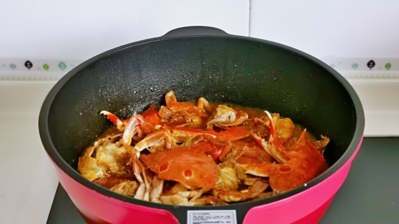 香辣梭子蟹,蟹熟后大火收汁，无需收干，有点汤汁更好吃。