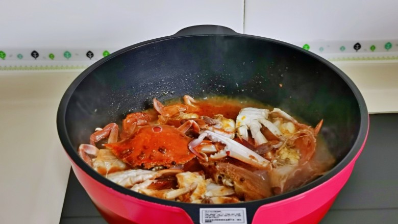 香辣梭子蟹,再加入1小碗纯净水，大火烧开，转中小火把蟹炒熟。