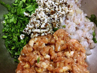 三鲜小馄饨,香菇切粒和猪肉馅、虾仁、韭菜一起放入容器中