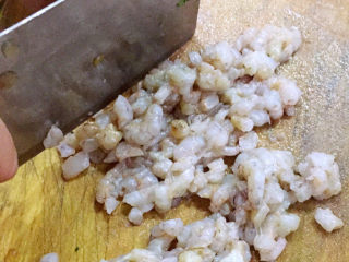 三鲜小馄饨,虾仁切成大小均匀的块状