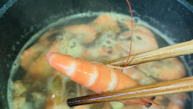 荷兰豆炒虾仁,锅加清水，加姜片煮沸，加入鲜虾，焯水30秒，捞起，鲜虾去壳