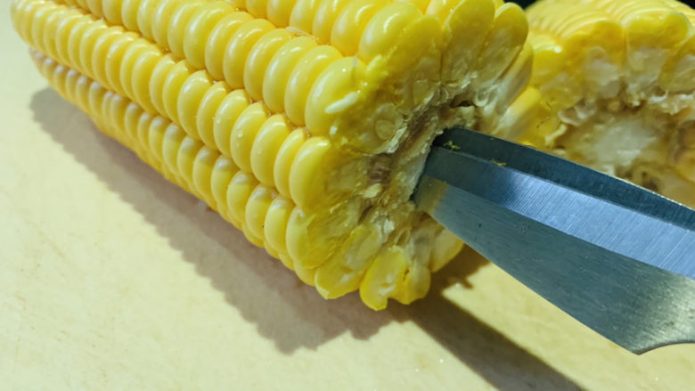 玉米炒虾仁,切两段，剪刀从中间反转