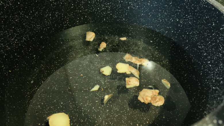 玉米炒虾仁,蒸玉米的时候准备剥虾仁，锅加清水，加姜片