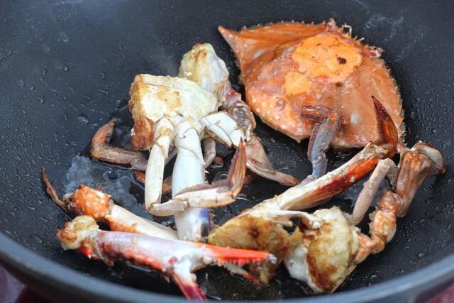 红烧梭子蟹,锅中倒适量食用油烧热，放入梭子蟹煎至焦黄变色状态盛出备用。