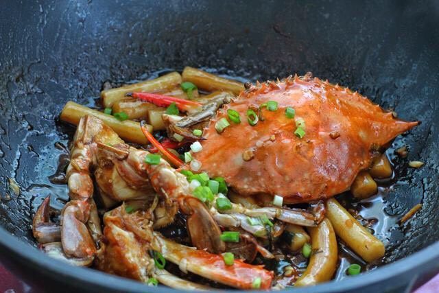红烧梭子蟹,最后出锅前撒入葱花，翻炒均匀关火即可。