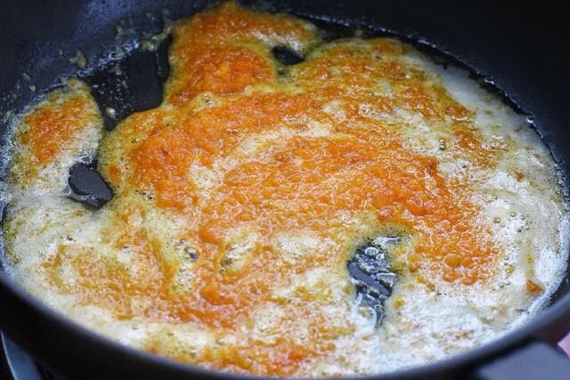 蛋黄焗苦瓜,锅中倒适量食用油烧热，放入蛋黄用小火不停的翻炒，炒至蛋黄化开呈冒泡状态。