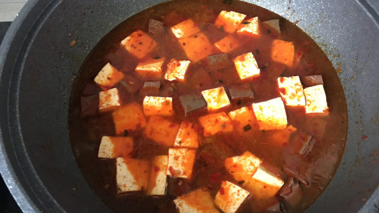 鸭血豆腐,水量和食材齐平即可，炖煮入味；