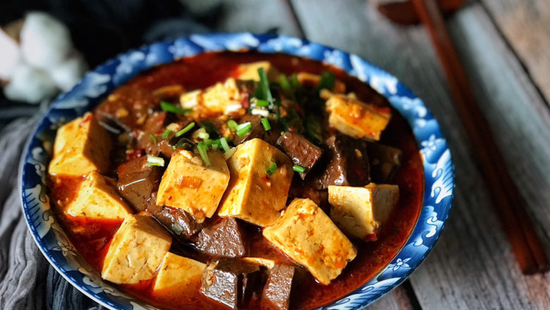 鸭血豆腐,色泽诱人，绝对下饭的鸭血豆腐完成。