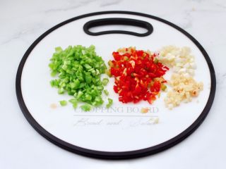 茄丁牛肉青椒包,青汁辣椒用刀切成小丁，葱姜切碎。