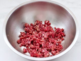 茄丁牛肉青椒包,把牛肉馅放入盆中。