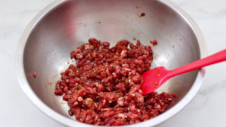 茄丁牛肉青椒包,把食材和调料混合搅拌均匀。