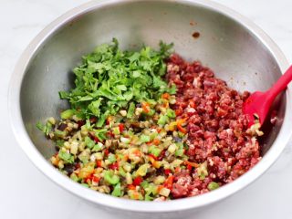 茄丁牛肉青椒包,再加入炒熟的茄丁和切碎的香菜。