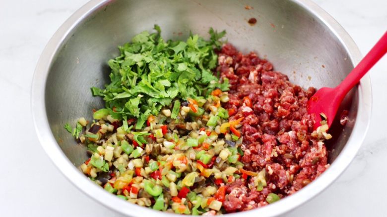 茄丁牛肉青椒包,再加入炒熟的茄丁和切碎的香菜。