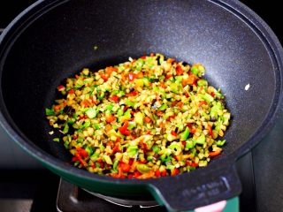 茄丁牛肉青椒包,加入切碎的青红辣椒，继续翻炒至茄丁变软即可关火盛出。